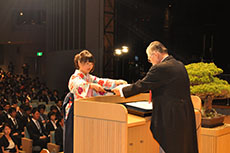 森学長から学位記を授与