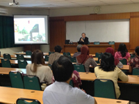 ガジャマダ大学での鈴木研究科長による研究科紹介