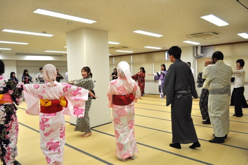 輪踊りの様子