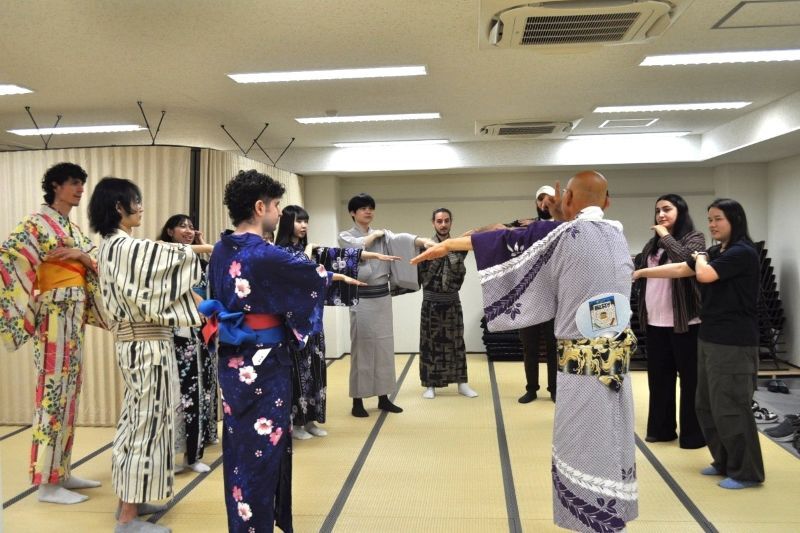 「かわさき」を習う留学生たち