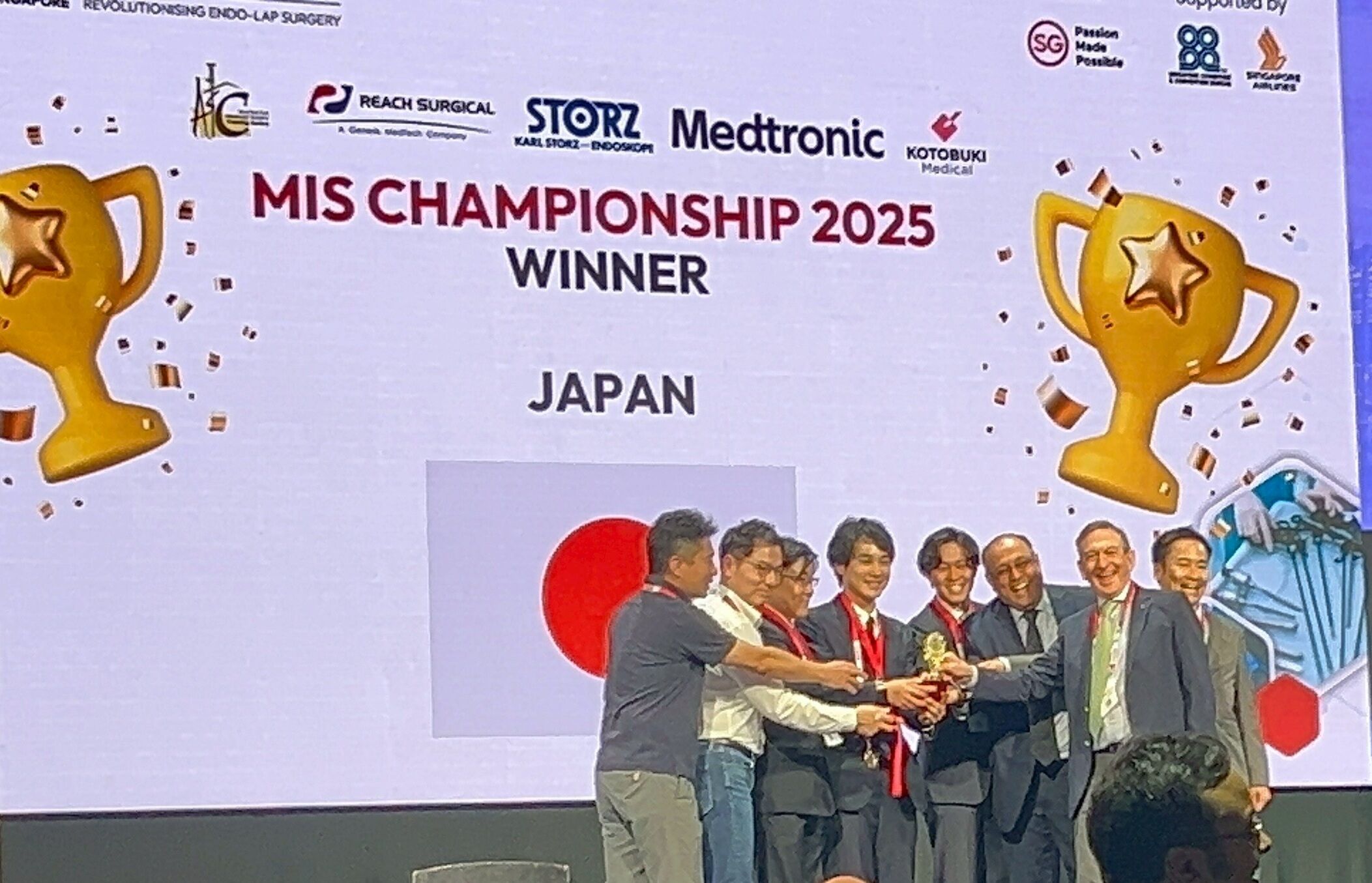 表彰式の様子（壇上の左から4人目が畑中臨床講師）