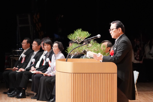 告辞を述べる吉田学長　　