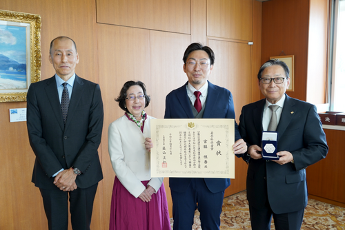 右から吉田学長、宮脇准教授、大藪副学長、西津応用生物科学部長