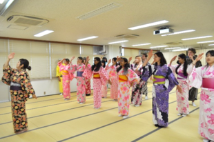 「かわさき」を習う留学生たち