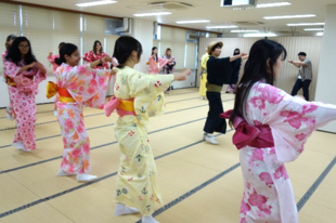 「春駒」を踊る留学生たち　