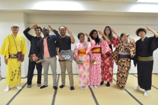 踊りの講師と選ばれた踊り子たち