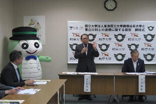 協定式で挨拶する吉田学長