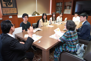 吉田学長への入賞報告の様子