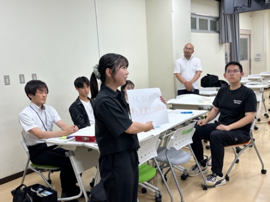 学生による発表の様子