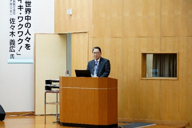開会挨拶をする吉田学長