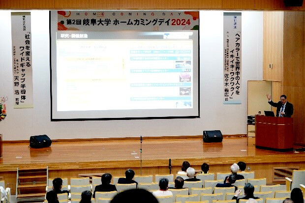 大学の動向を報告する吉田学長