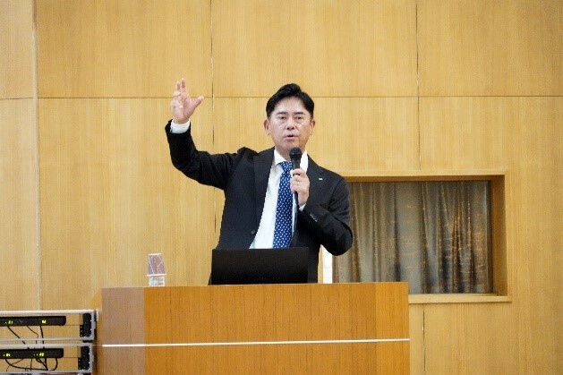 特別講演をする佐々木義広氏