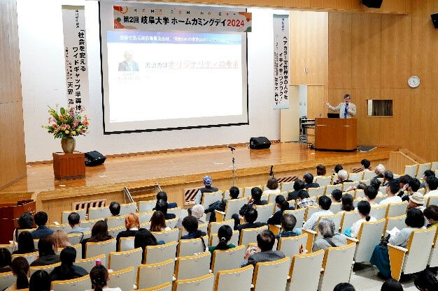 特別学術講演をする天野浩教授