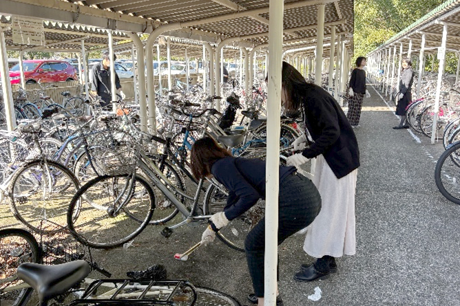 キャンパスの清掃活動の様子