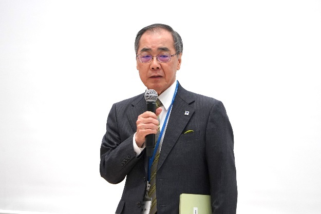 挨拶する松尾機構長