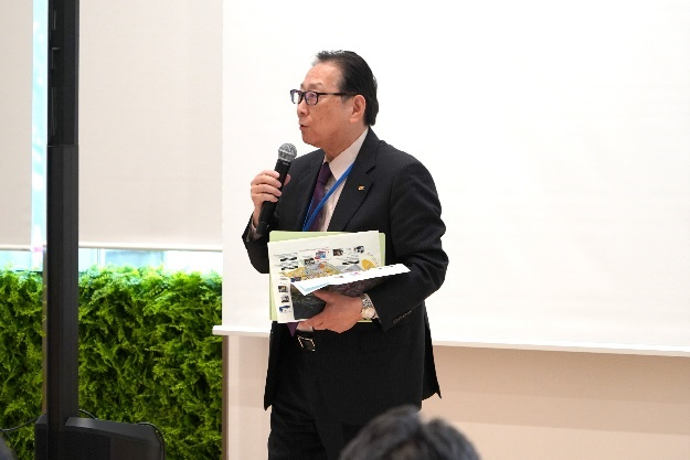 挨拶する吉田学長