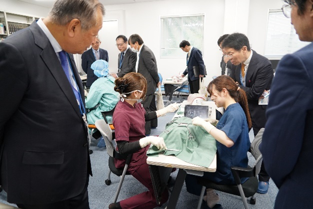 獣医外科学実習の様子を視察
