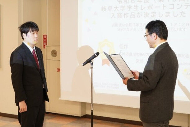 表彰状を受け取る宮﨑さん