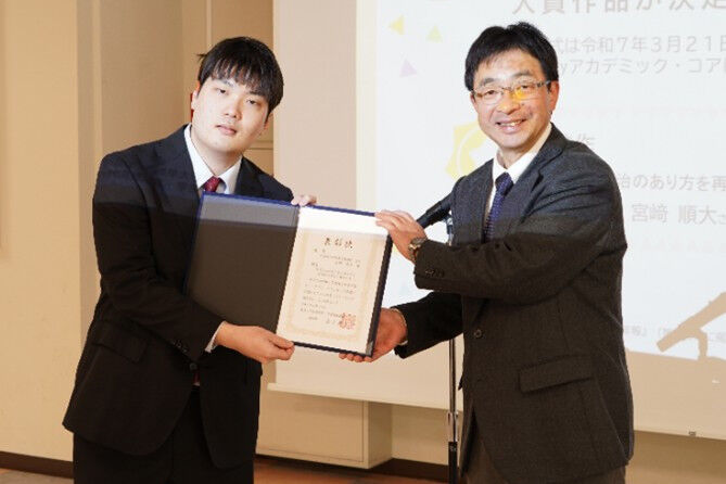 宮﨑さんと益子教育推進・学生支援機構長
