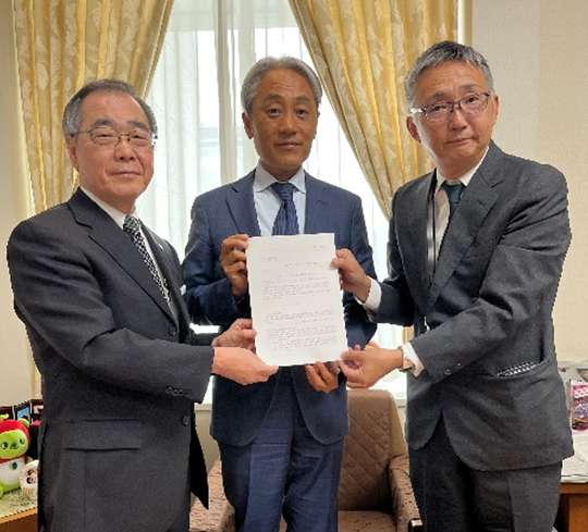 伊藤高等教育局長へ要望書を手交する様子