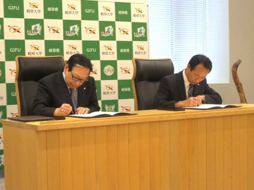 覚書に署名する吉田学長（左）と江崎知事（右）