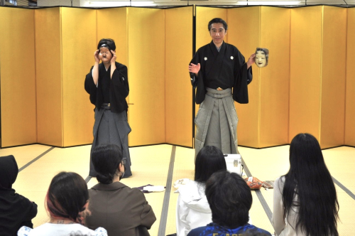 能と狂言の面の違い
