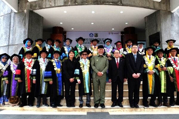 アンダラス大学創立記念行事での集合写真