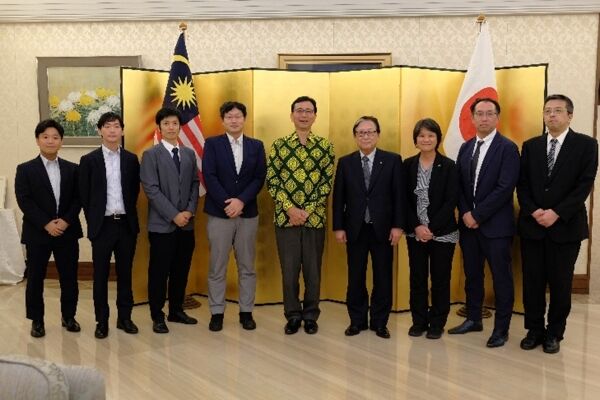 在マレーシア日本国大使館での集合写真