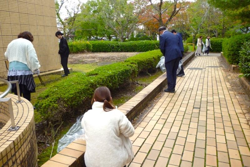 キャンパスの清掃活動の様子