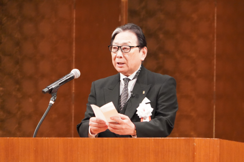 告辞を述べる吉田学長