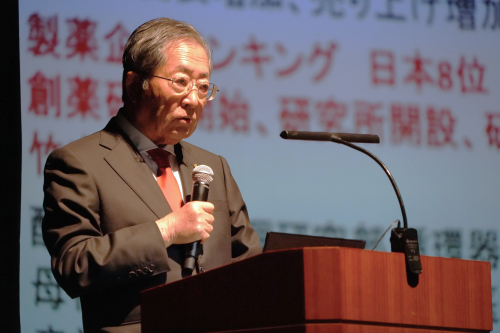 ウェルカムセレモニーで講演を行う竹中氏