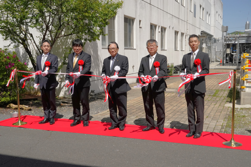 テープカットの様子