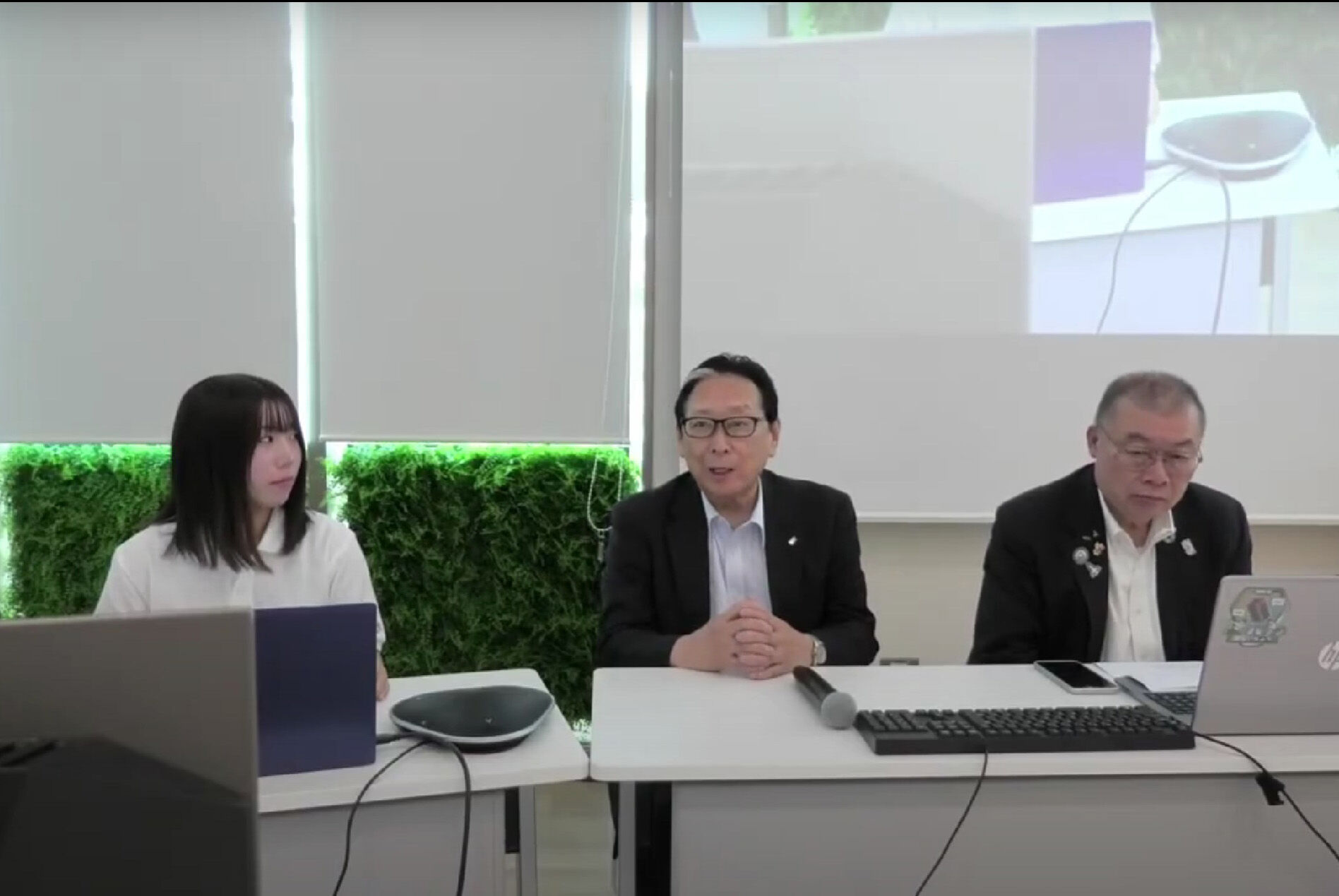 コメントを述べる吉田学長