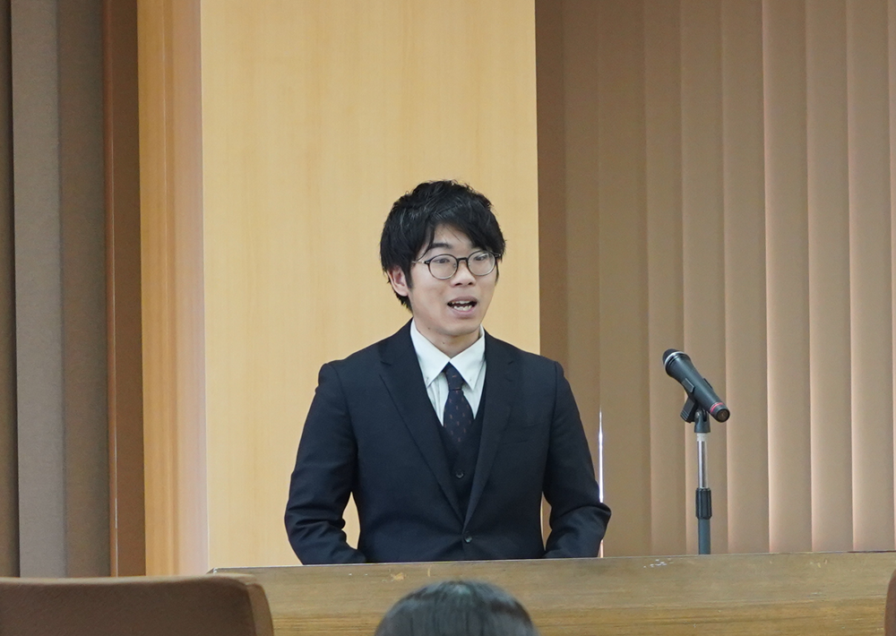スピーチをする教育学部４年坂井さん