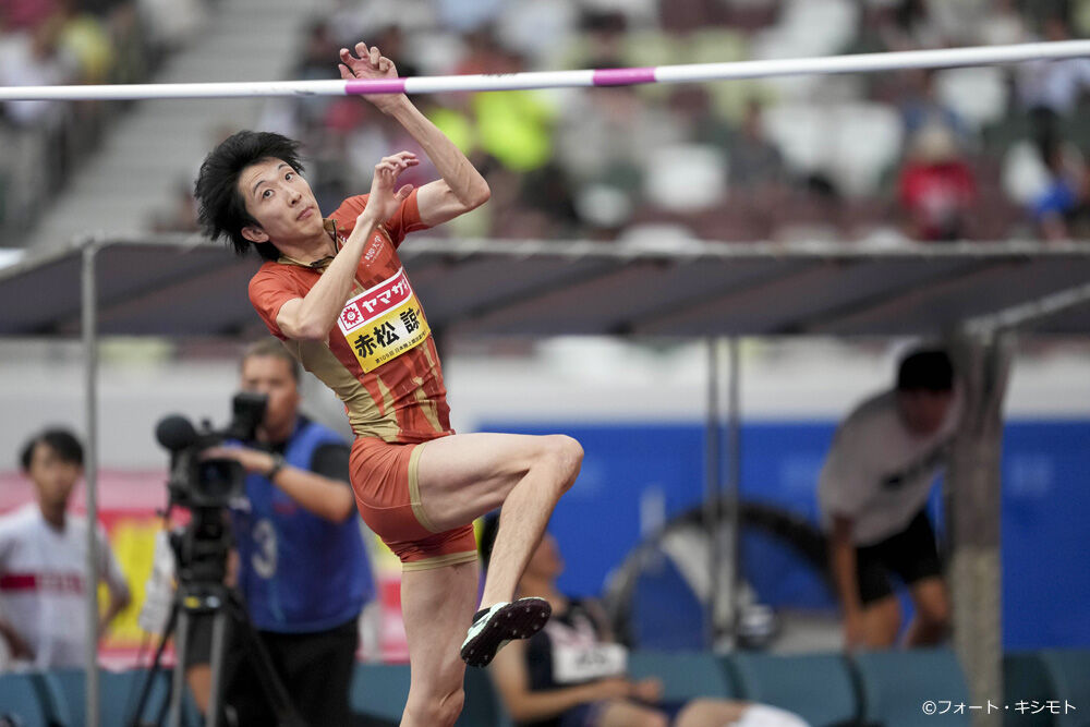岐阜大学のロゴ入りユニフォームで決勝のジャンプへ挑む赤松選手
