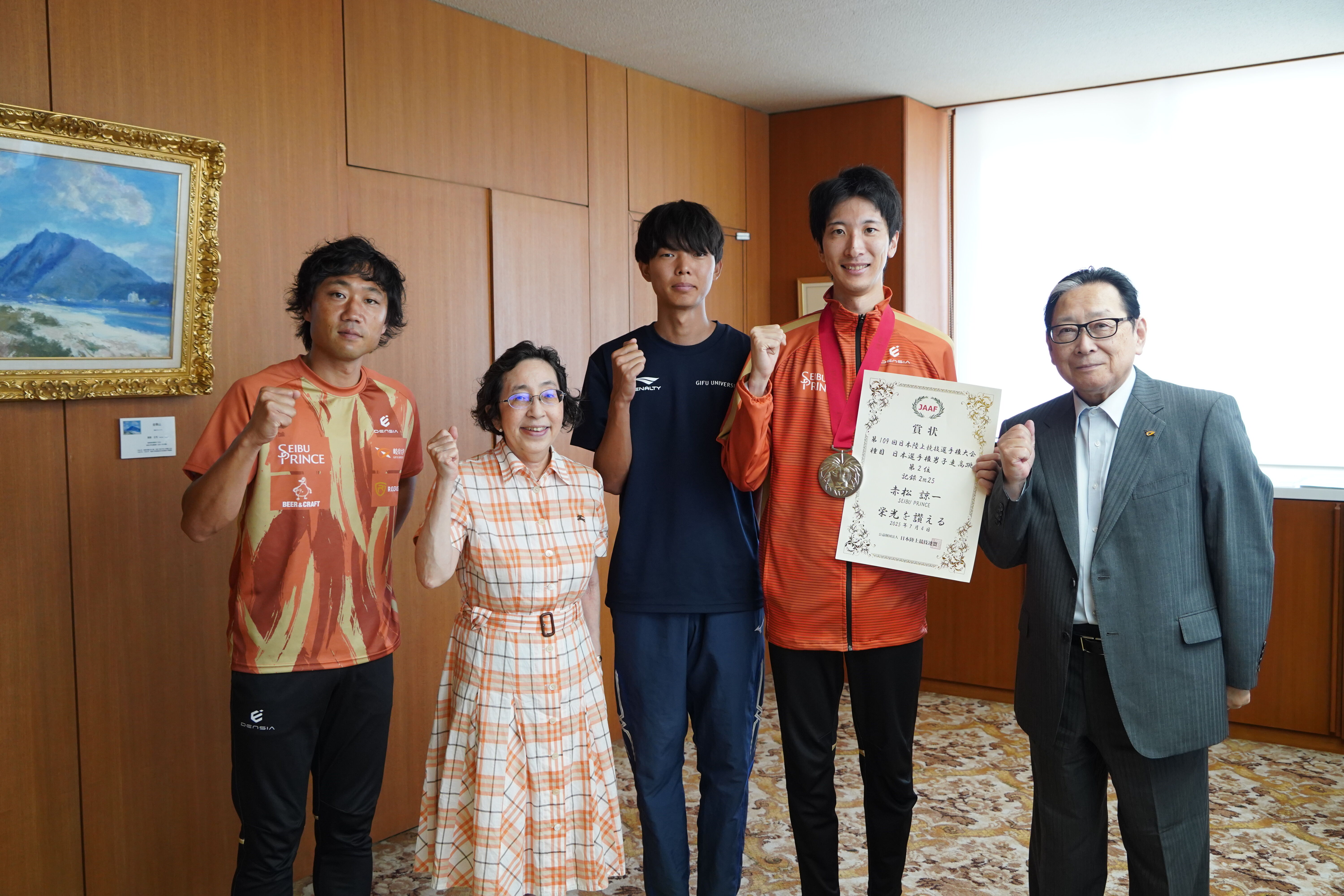 左から林コーチ、大藪副学長、本田選手、赤松選手、吉田学長