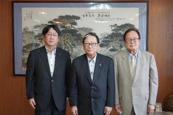 左から野々垣社長、吉田学長、野々垣会長