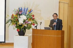 閉会の辞を述べる吉田学長