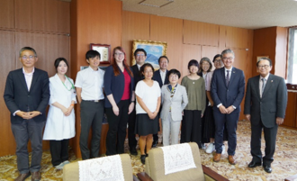 学長室にて集合写真