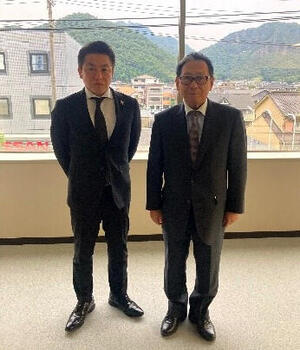 左から大島 斉代表取締役社長、吉田 和弘学長