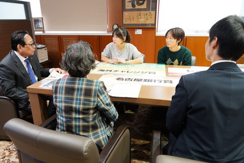 受賞報告の様子