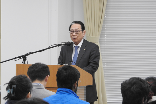 メインシンポジウムにて挨拶を述べる吉田学長