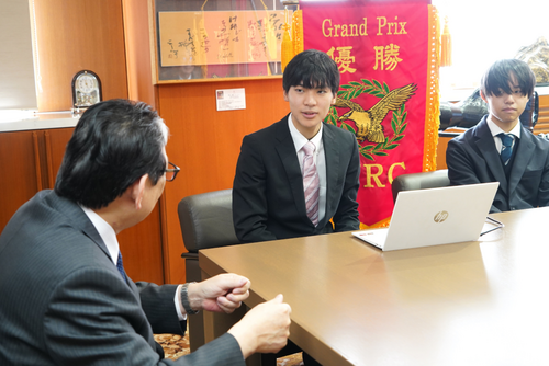 受賞報告する阪井さん