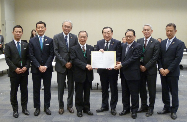 協議会設立提案書の手交の様子