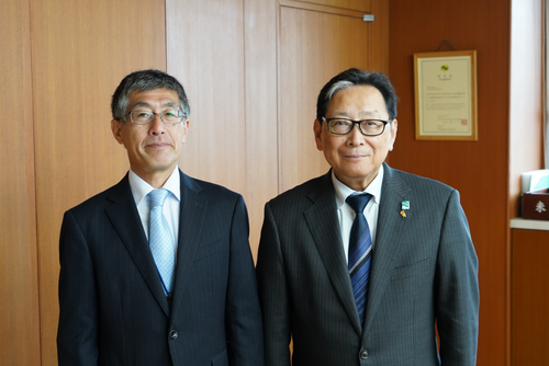 （左から）岐阜地方気象台長大溝氏と吉田学長