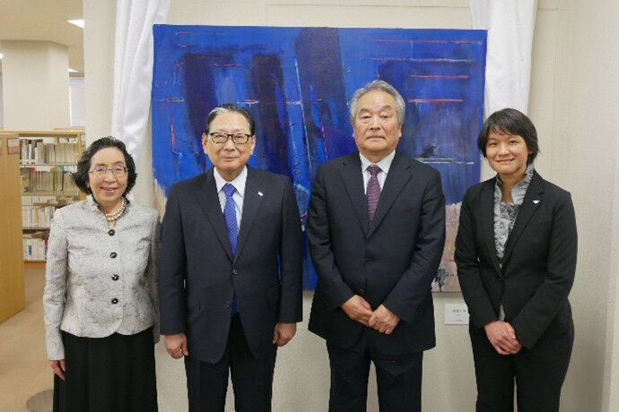 絵画の前で記念撮影