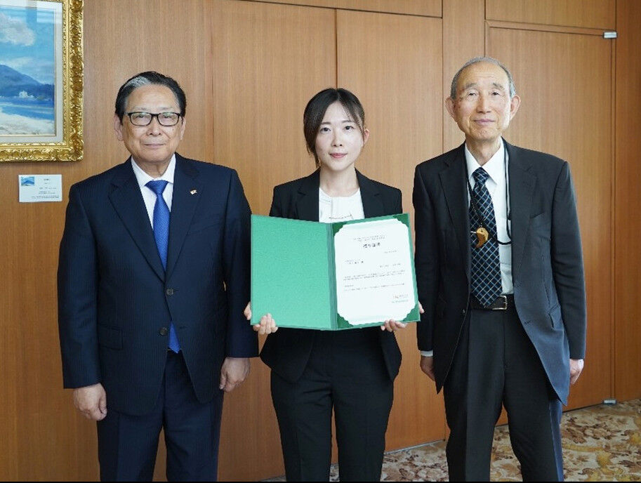 左から吉田学長、田尻下助教、元島代表取締役