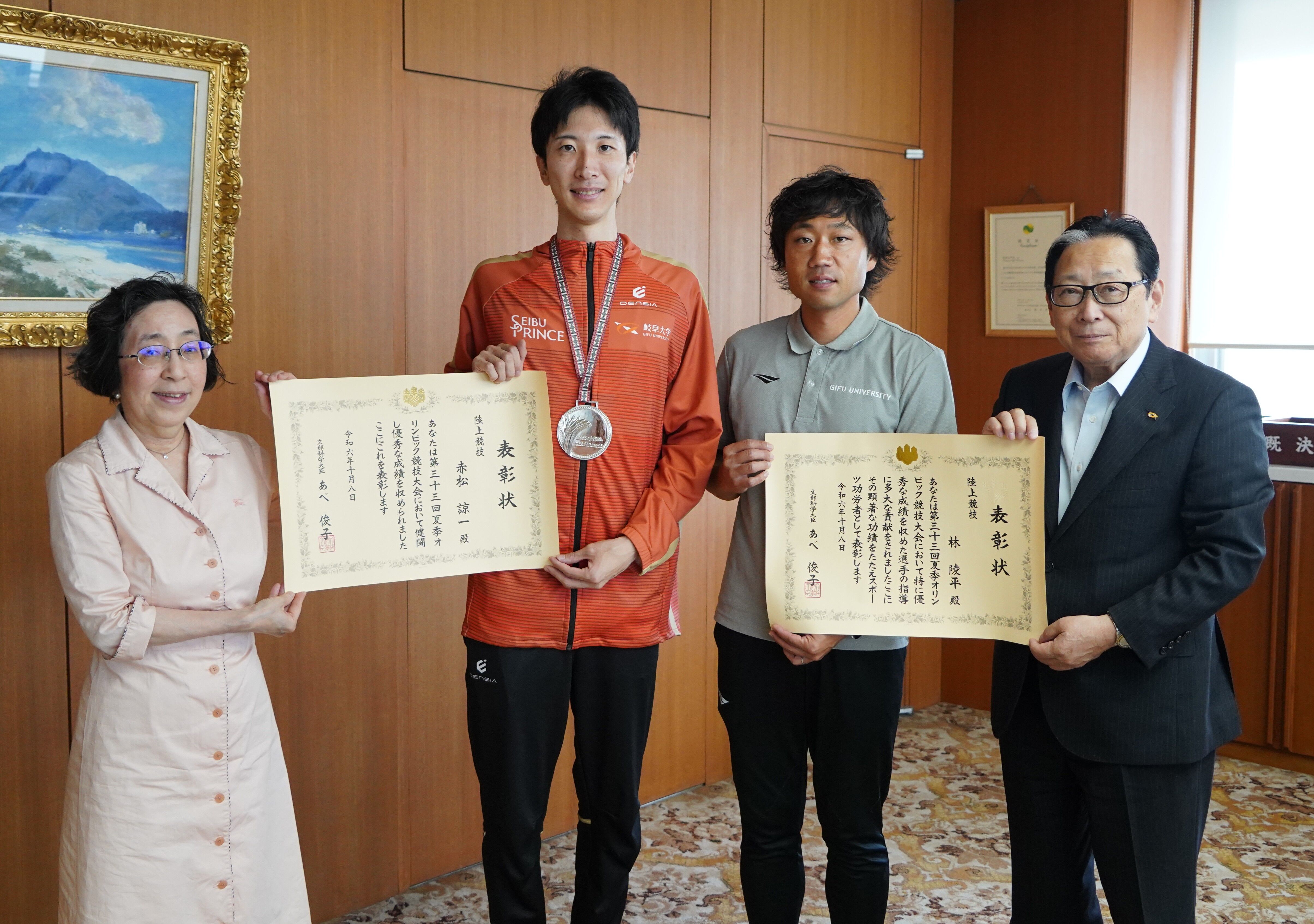 赤松諒一選手(本学教育学研究科修了)が吉田学長へ、カタールでの国際大会結果とスポーツ功労者表彰の受賞を報告しましたのアイキャッチ画像