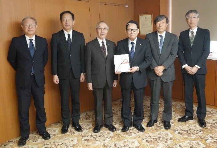 集合写真（左から愛知様、林事務局長、小川理事長、吉田学長、王副学長、本田特任教授）