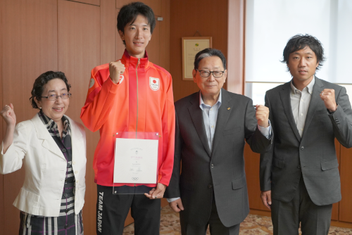 パリオリンピックで5位入賞した赤松諒一さん(本学教育学研究科修了)が吉田学長を訪問しましたのアイキャッチ画像